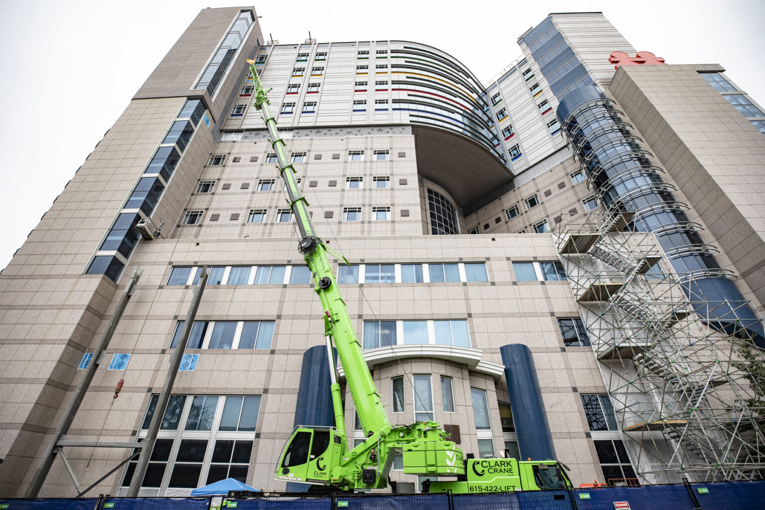 A temporary crane is installed in September 2023 to finish the build-out on the final floors, 12 and 14, of the Monroe Carell Jr. Children’s Hospital at Vanderbilt four-floor expansion. (photo by Erin O. Smith)