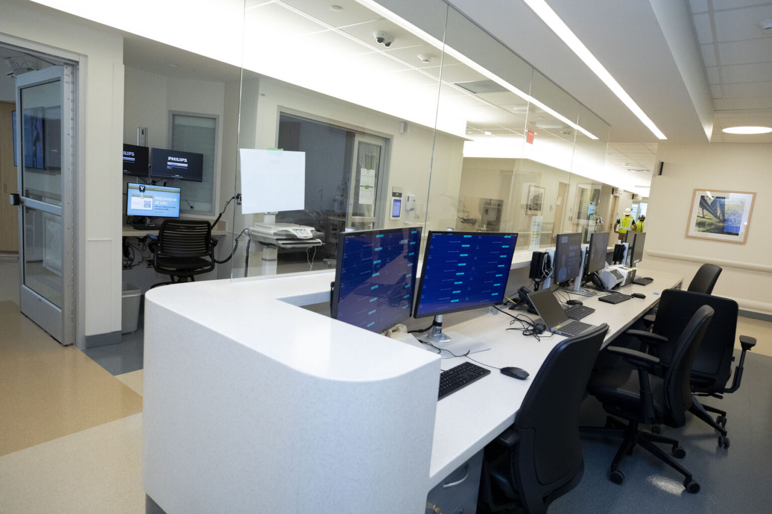 Level 7 of the new Jim Ayers Tower, an extension of Vanderbilt University Hospital, welcomes pulmonary patients Oct. 1. This is the first of six, 30-bed patient care floors to open in the tower. (photo by Susan Urmy)
