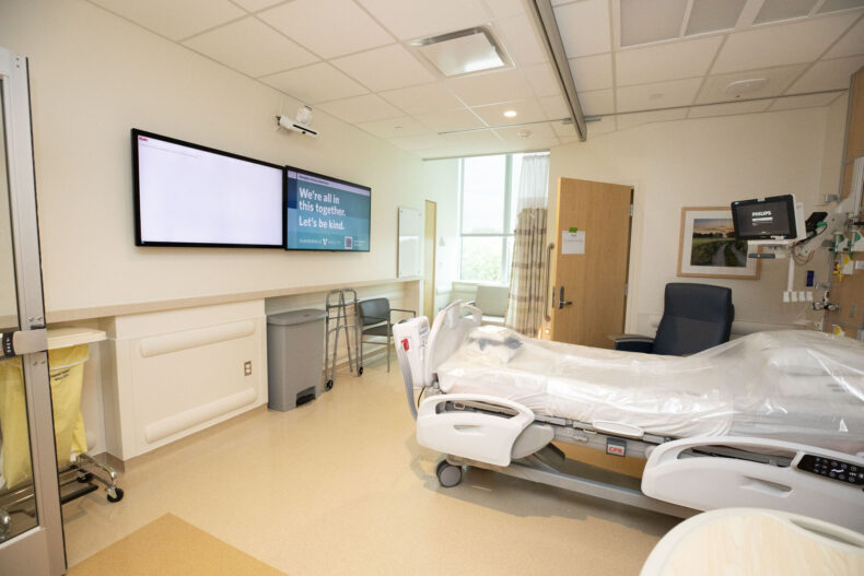 Level 7 of the new Jim Ayers Tower, an extension of Vanderbilt University Hospital, welcomes pulmonary patients Oct. 1. This is the first of six, 30-bed patient care floors to open in the tower. (photo by Susan Urmy)