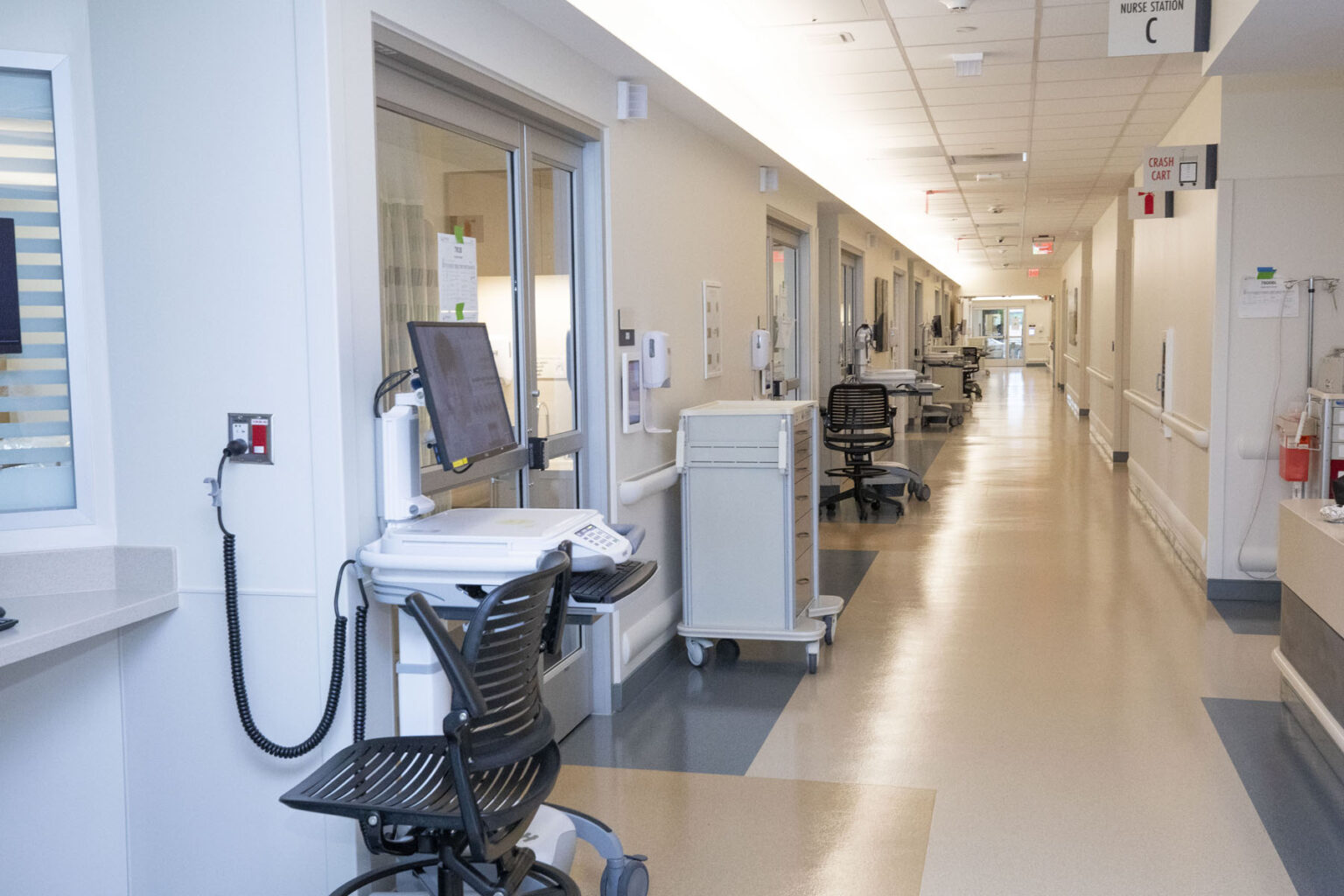 Level 7 of the new Jim Ayers Tower, an extension of Vanderbilt University Hospital, welcomes pulmonary patients Oct. 1. This is the first of six, 30-bed patient care floors to open in the tower. (photo by Susan Urmy)