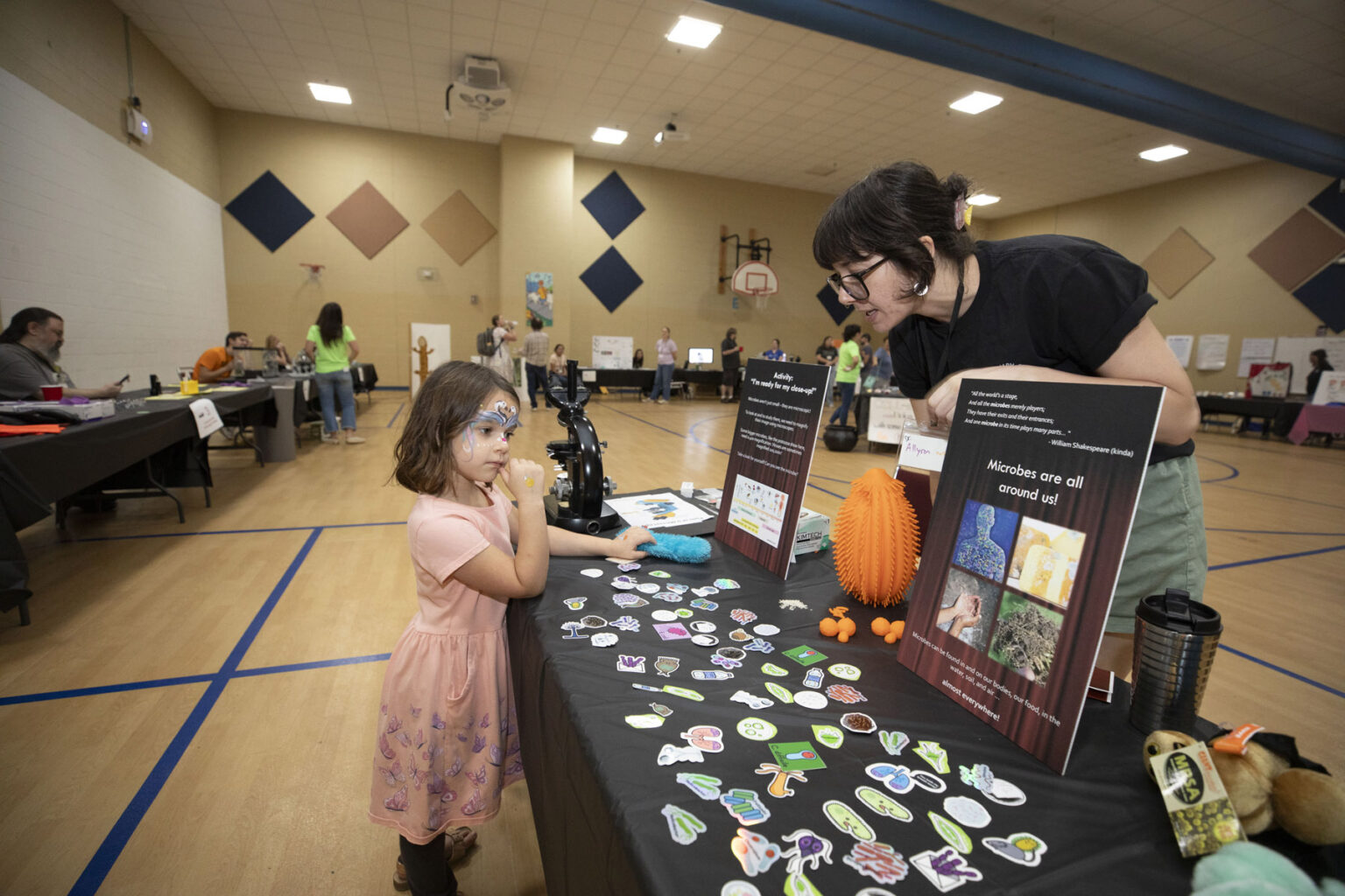 Allyson Ray, PhD, a postdoctoral scholar in lab of Ann Tate, PhD (Biological Sciences), introduces a student to the wonderful world of microbes during MEGAMicrobe, Sept. 27 at the Jones Paideia Magnet School in Nashville. (photo by Susan Urmy)