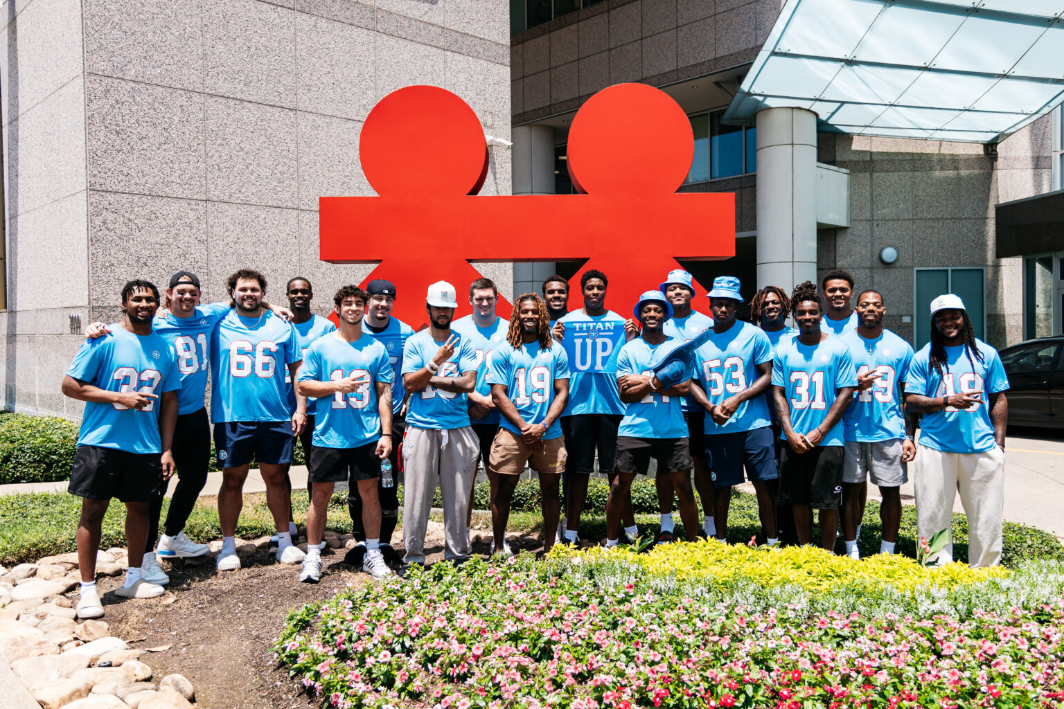 The Tennessee Titans 2026 rookie class poses for a group photo in front of Monroe Carell Jr. Children’s Hospital at Vanderbilt. (photo by Jessie Rogers/Tennessee Titans)