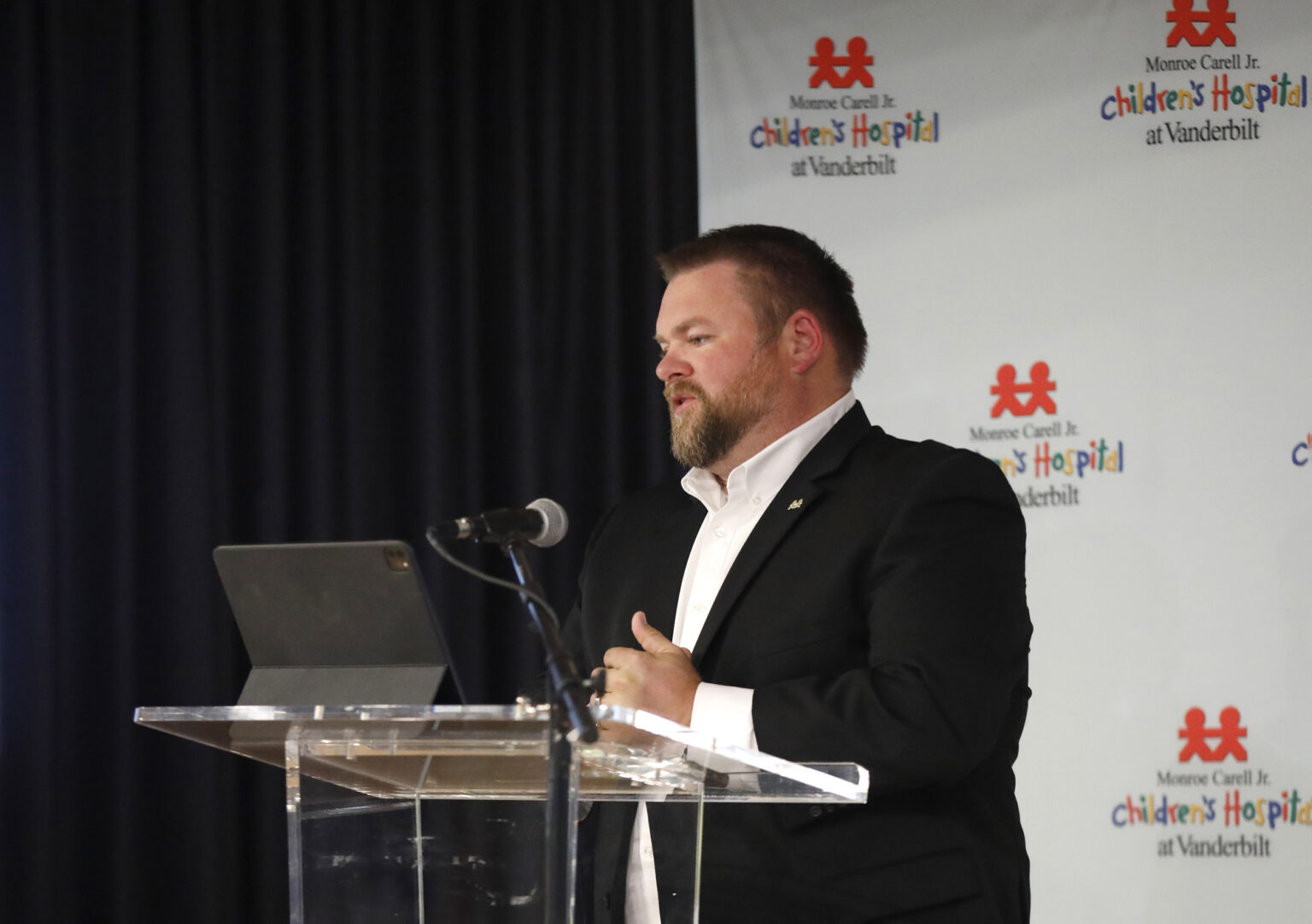 Steve Perry, COO of Tri Star Energy and Monroe Carell Advisory Board member, gives remarks at the dedication ceremony for the Twice Daily Café. (photo by Donn Jones)