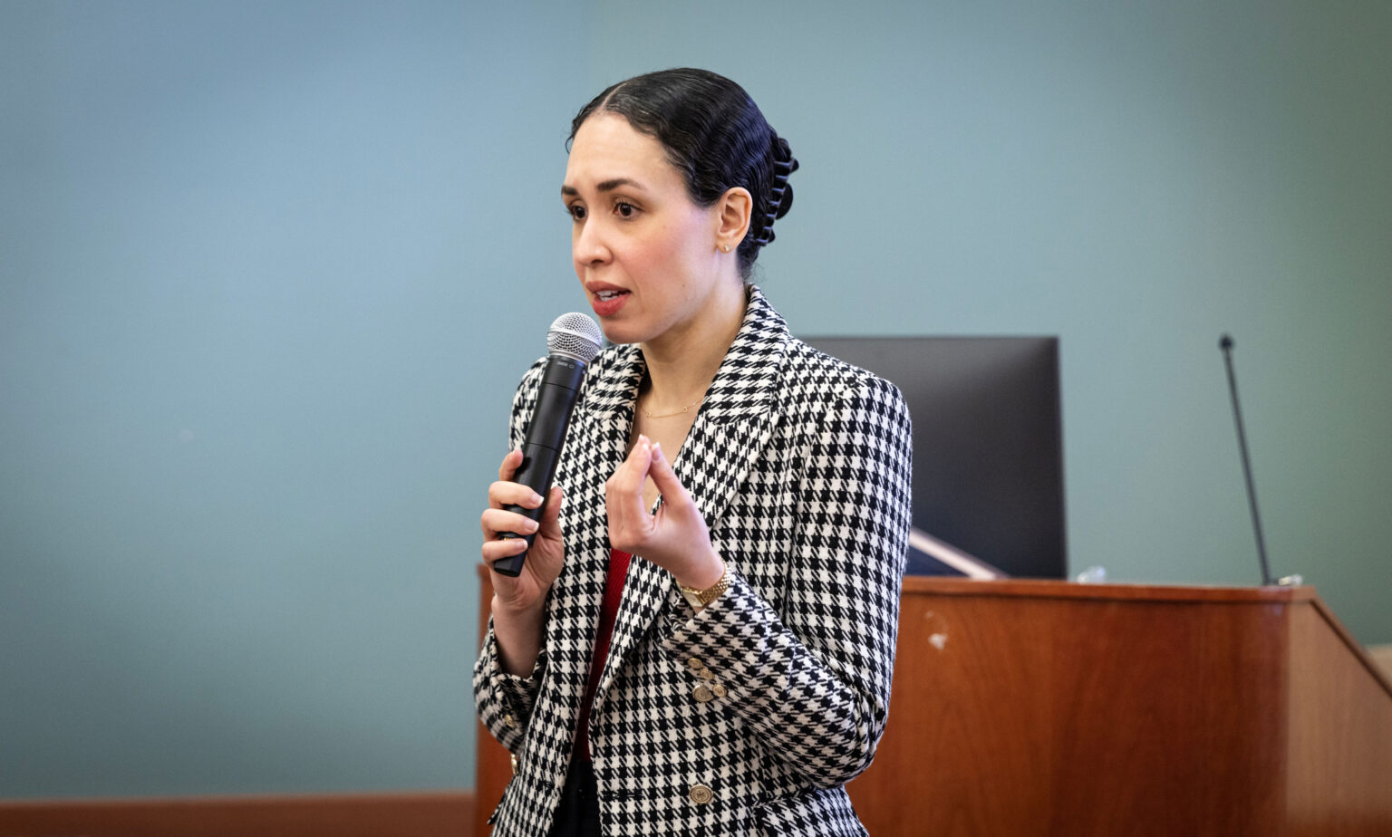 Jessica Duran, MD, addresses attendees of the first Vanderbilt Women’s Chest Pain Symposium, held Sept. 25 at Vanderbilt Health One Hundred Oaks. (photo by Erin O. Smith)